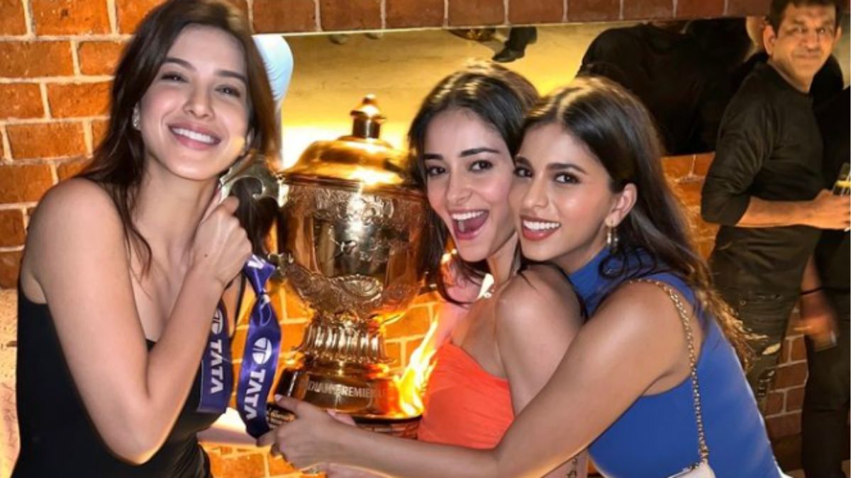 suhana-khan-ananya-panday-shanaya-kapoor-hold-kkr-ipl-trophy-close-as-they-celebrate-team-victory-photo